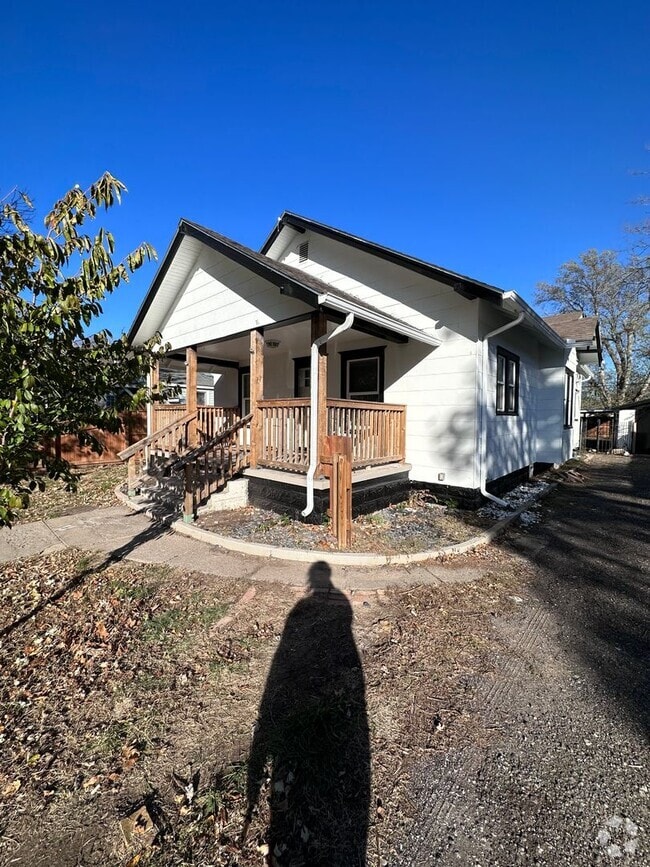 Building Photo - $1250 - 3 bedroom / 2 bathroom - Single Fa... Rental