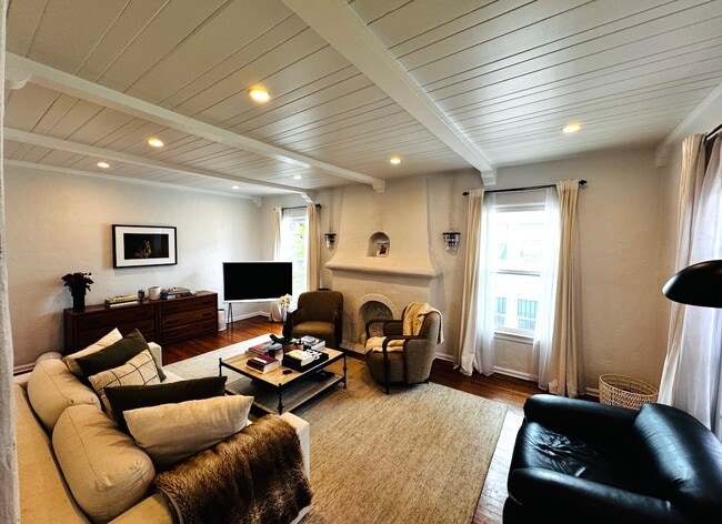 Photo - 1063 1/2 S Sycamore Ave Apartment Unit 10631/2