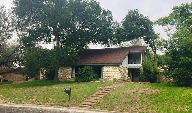 Building Photo - 815 Cedar Oaks Ln Rental