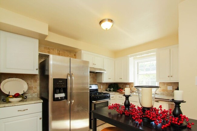 Photo - Spacious 3 bedroom 1.5 Bath Gem Available ...