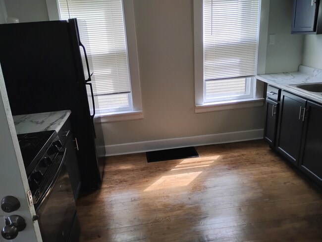Building Photo - 3330 W McKinley Blvd Unit 2 BR Lower Flat