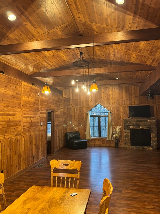 Photo - 324 Messenger Rd