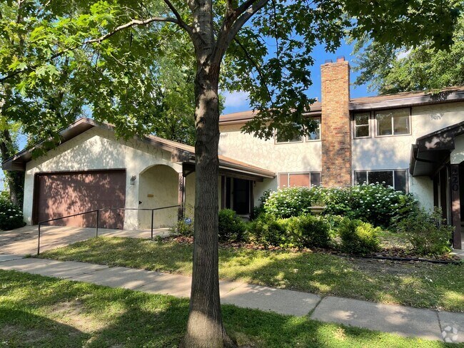 Building Photo - 222 Virginia 3 bed 2 bath apartment in his... Unit 222 Virginia St