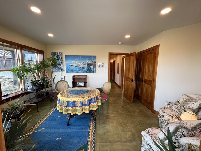 Photo - 2226 Lake Shore Rd Unidad Harbor side