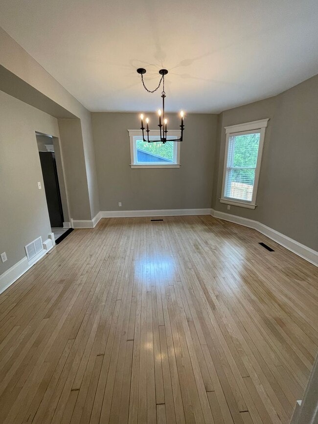 Photo - AVAILABLE Immediately!- 3 Bed 2 Bath Single family home!