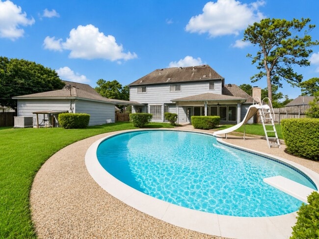 Building Photo - 15823 Pebble Bend Dr