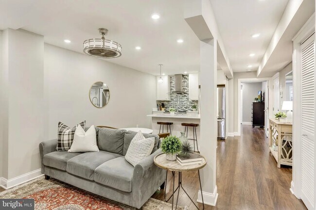 Photo - 709 Jackson St NE