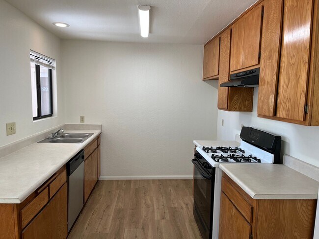 Photo - 3450 Santa Maria Way Unidad 208D Rental