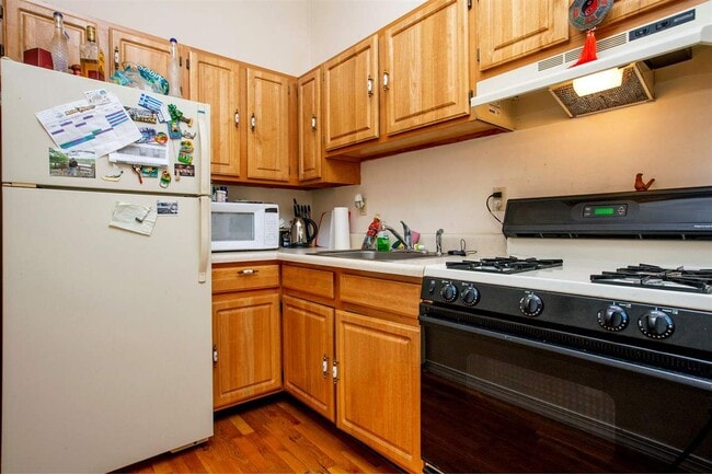 Building Photo - 618 Washington St Unit 3