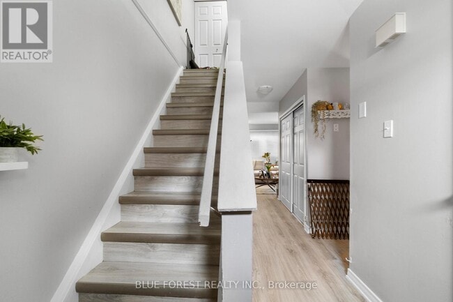 Photo - 166 Southdale Rd W