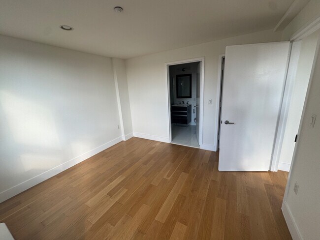 Photo - 9639-96-66 66th Ave