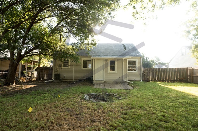 Building Photo - 1921 S Vine St