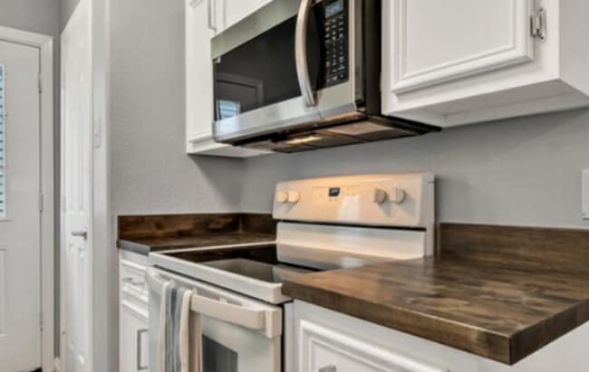 Photo - Partially Furnished 4 bed 4 bath near campus!