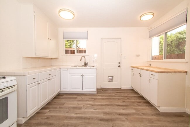 Photo - Refreshed 2 Bed/1 Bath in the Heart of Pacific Beach- Close to the Beach + Bay! REDUCED DEPOSIT $... Unit 2076