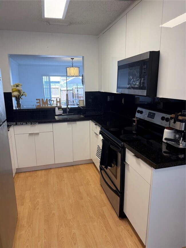 Building Photo - 9495 Palm Cir N Unit 9495