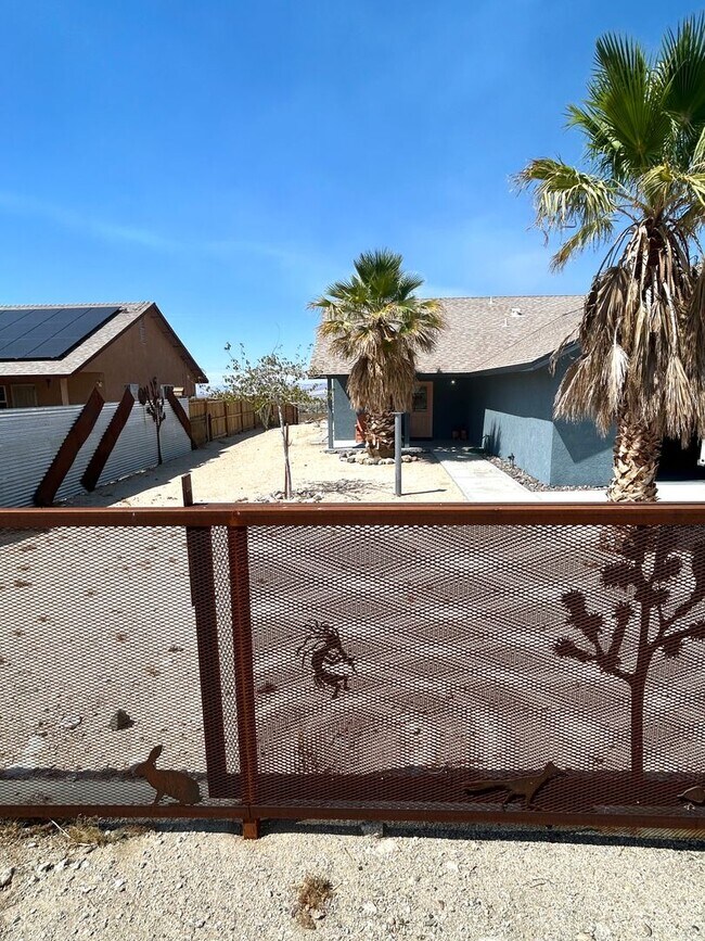 Building Photo - Furnished 3 Bedroom 2 Bathroom Home