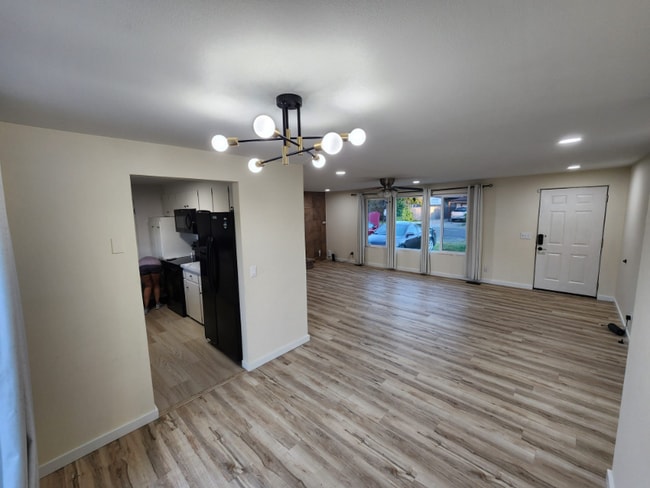 Photo - 950 SE 6th Ave