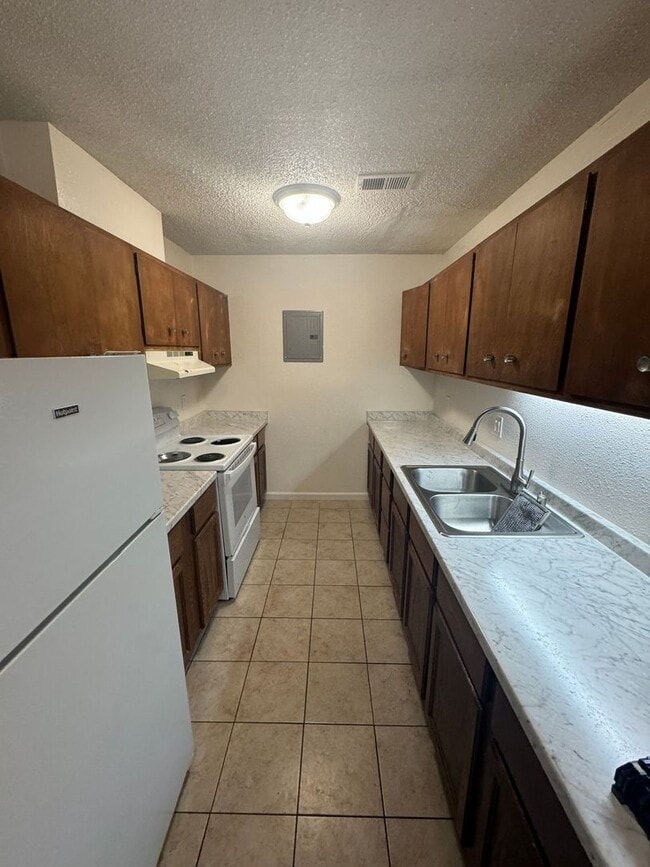 Building Photo - 1422 Drake Dr Unit B
