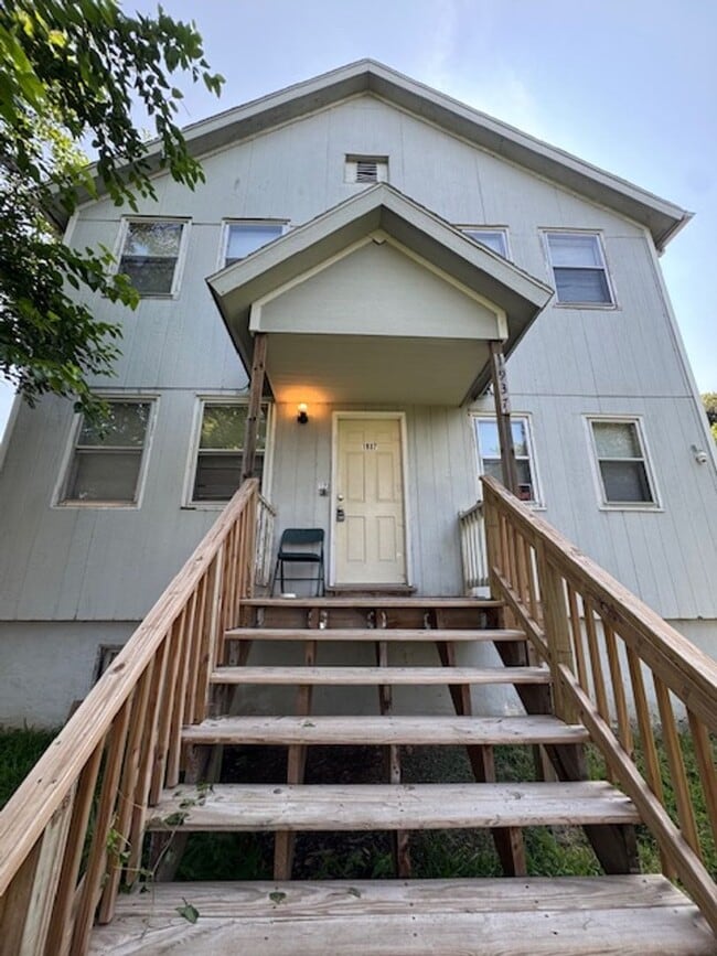 Building Photo - (1937 S 12th St) Unit 3 Rental