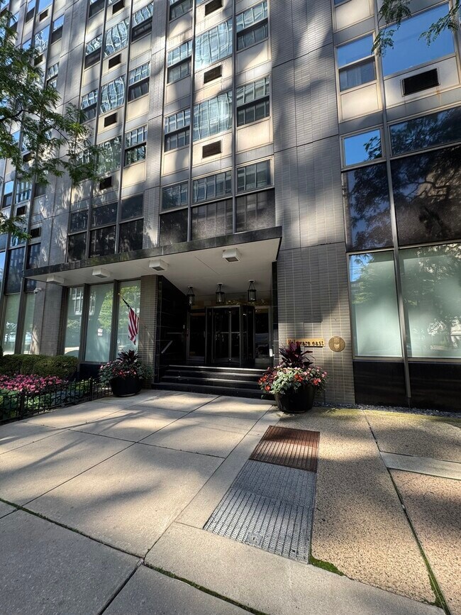 Building Photo - 253 E Delaware Pl Unit 22H Rental