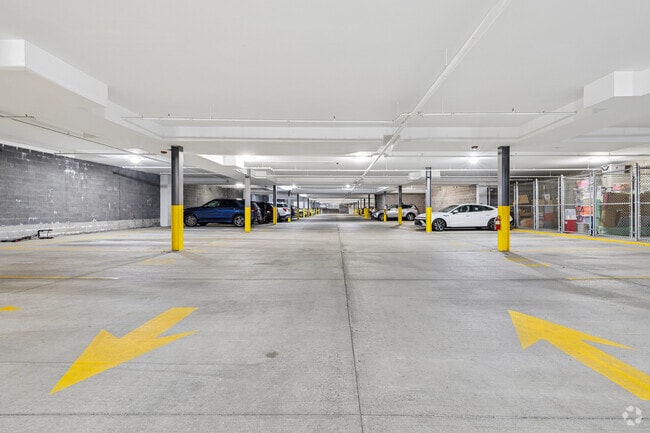 Garaje de Estacionamiento - Tumblerock Luxury Apartments