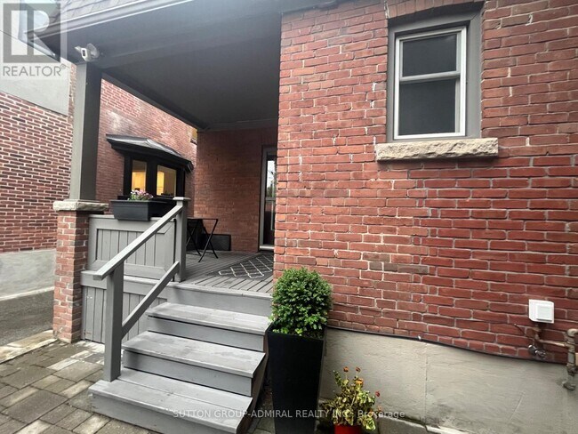 Photo - 335 Palmerston Blvd