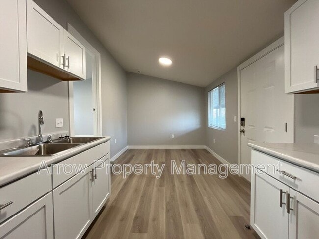 Building Photo - 877 N 26th St Unit 305