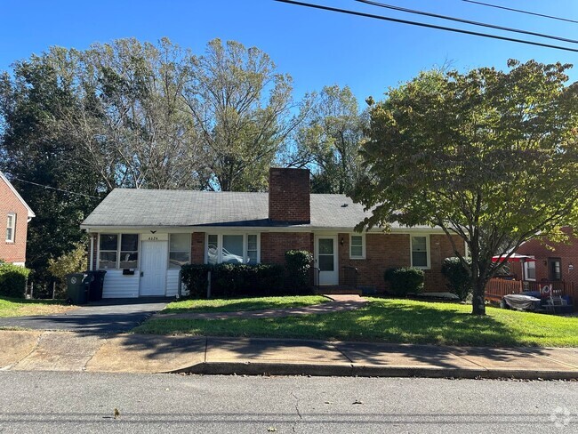 Building Photo - Spacious brick house in Lynchburg! Close t...