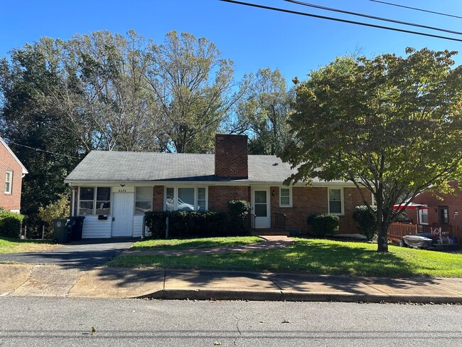 Spacious brick house in Lynchburg! Close t... - Spacious brick house in Lynchburg! Close t...