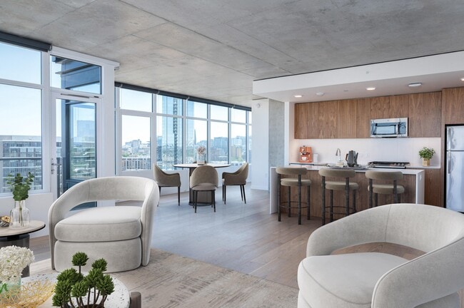 Interiores bellamente diseñados con techos altos, ventanas de gran tamaño y cortinas enrollables personalizadas. - The Sutton