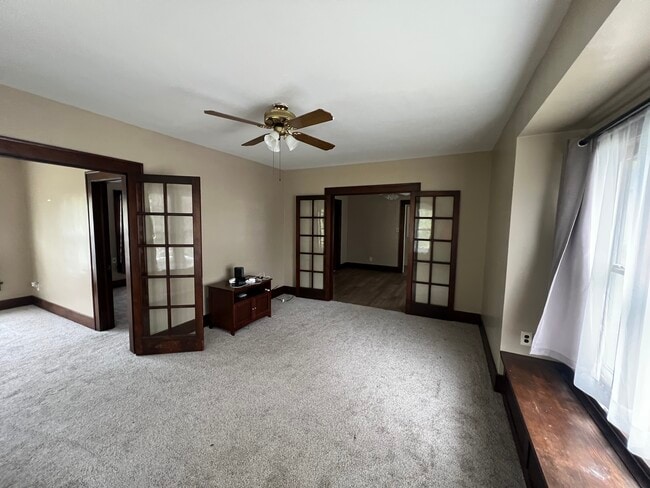 Sala de estar - 24 Sunnyside Dr