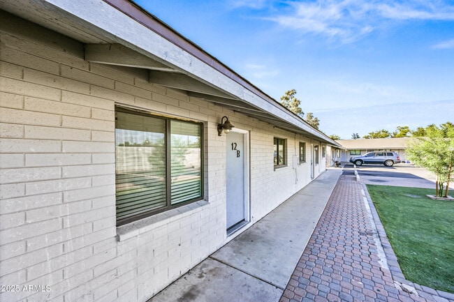 Building Photo - 1744 W Glendale Ave Unit 12 B Rental