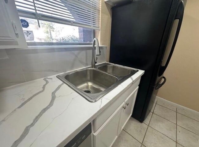 Photo - 5921 Arncliffe Dr Unit 5921