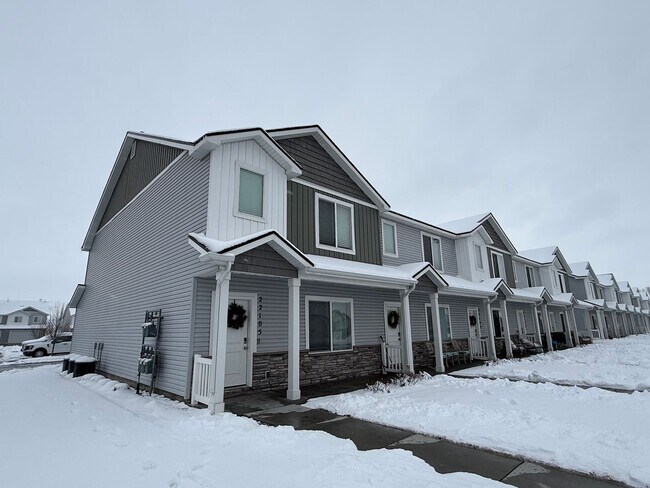 Building Photo - 3 Bed 2.5 Bath Townhome with Great Amenities