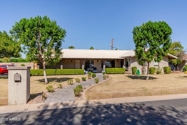 6924 E Mariposa Dr