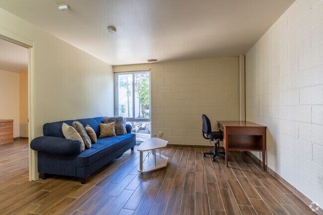 1BR, 1BA - 650SF - Updated - Living/Dining Room