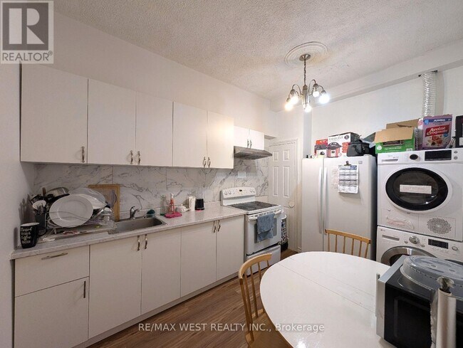 Photo - 1761 Keele St