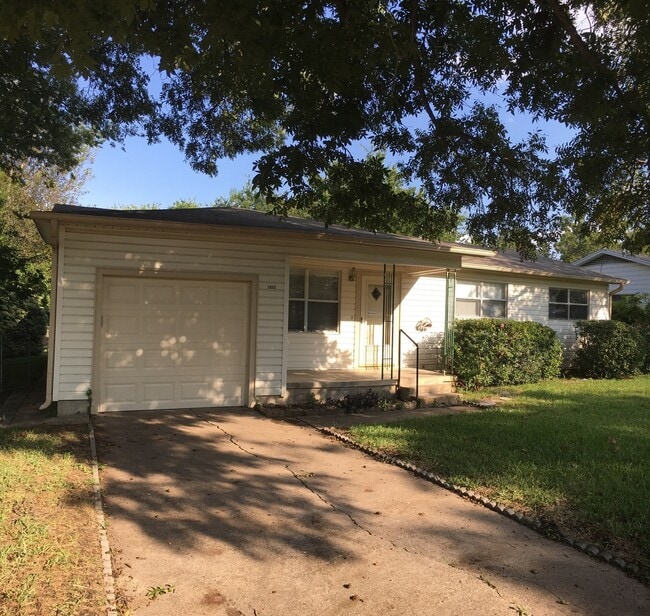 Building Photo - 2 WEEKS FREE RENT + $1,295 - Country living in the heart of Copperas Cove!