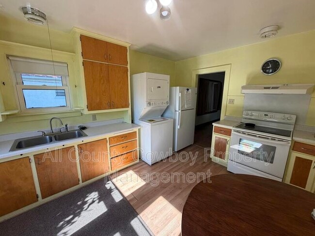 Photo - 557 N 8th St