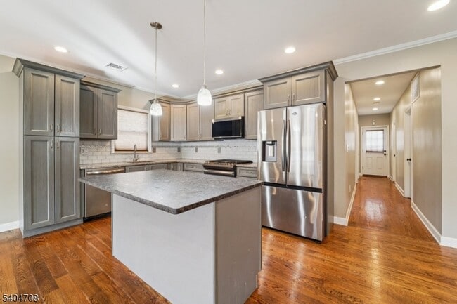 Building Photo - 204 Harrison St