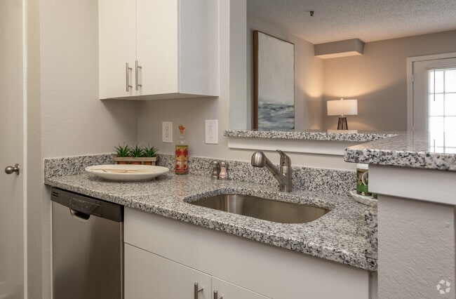 1BR, 1BA -640 SF