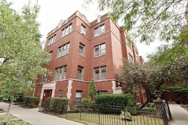 Building Photo - 1319 W Addison St Unit 1B