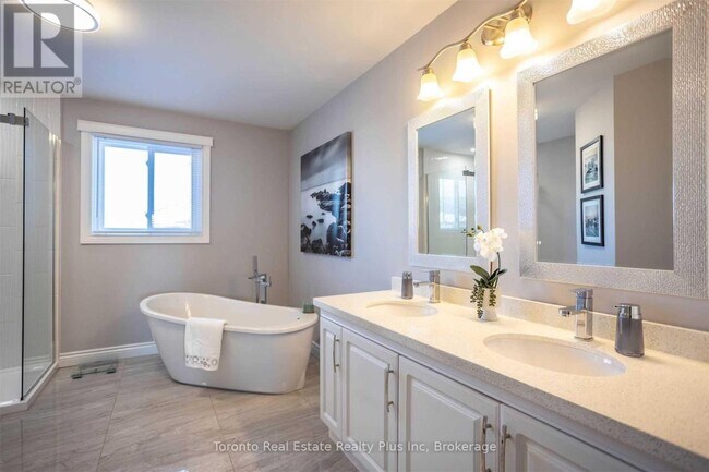 Photo - 48 Newbury Crescent