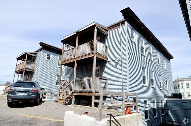 Building Photo - Oak Square Brighton with 2-Parking & Centr... Rental