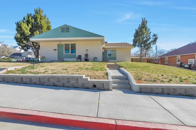 Building Photo - Unique Tri-Plex Unit #2005