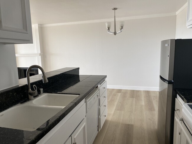 Airy walk-through kitchen - 5340 Broadway Ter Unit 403