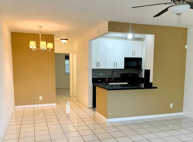 Building Photo - 2915 Plunkett St Unit 11d