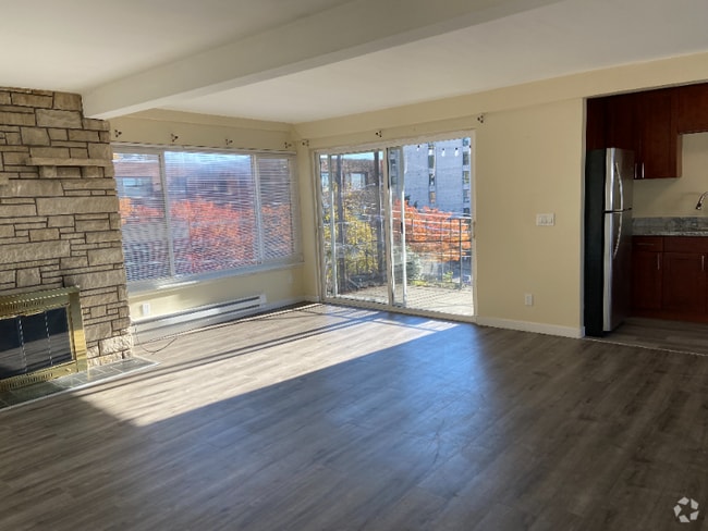 Building Photo - 1215 Queen Anne Ave N Rental