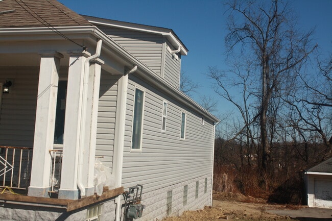Right Side - 7918 Lloyd Ave Unit 7918