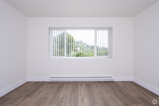 2BR, 1BA - 945SF - Primary Bedroom